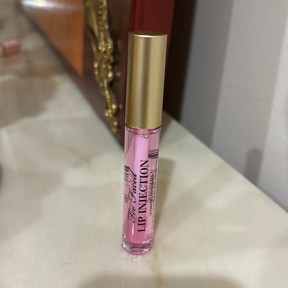 Too Faced Lip Injection ultimate lip plumper